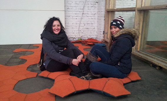 zwei Besucherinnen der Kölner Passagen-Woche testen die ruggls